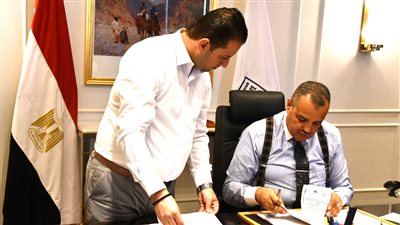 محافظ جنوب سيناء يصدق علي عقود تقنين أوضاع بمدينة شرم الشيخ 