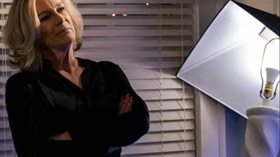 جيمي كورتيس تعلق على فوزها بجائزة الإيمي: كنت أعمل في بيع الزبادي  