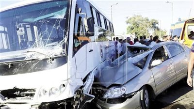 15 سيارة إسعاف لنقل مصابي حادث تصادم سيارتين شمال البحر الأحمر 