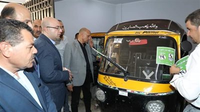 محافظ بني سويف يتابع إجراءات تكويد وتقنين مركبات التوكتوك