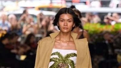 أسبوع نيويورك للموضة يروج لحقبة الستينيات بتقنيات التفريغ والكروشية (صور)