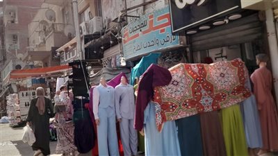 صور.. أصحاب المحلات تغلق شارع الزعيم 