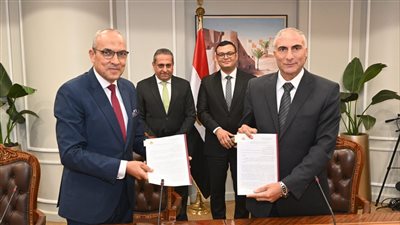 وزير الإسكان وخالد عباس يشهدان توقيع عقد لضبط وحوكمة منظومة مياه الشرب بالعاصمة الإدارية 