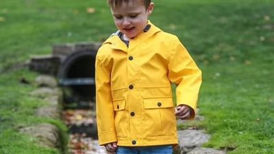 على طريقة بنيامين بوتون .. طفل يتقدم في العمر بالعكس