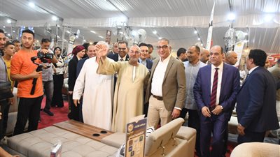 محافظ الفيوم يفتتح معرضًا للموبيليا والأثاث بنادي قارون الرياضي