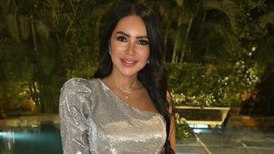 الزهور تعكس أناقة إنجي علاء (صور)