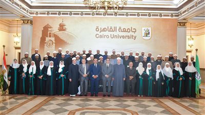 جامعة القاهرة تكرم الأئمة والواعظات في ختام الدورة التدريبية المشتركة