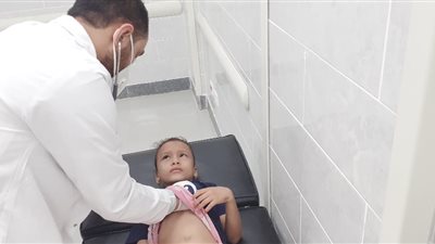 توقيع الكشف على 1220 مريضًا بقافلة رأس الخليج بالدقهلية