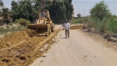 تمهيد وتسوية الطرق بقرى مركز إطسا في الفيوم