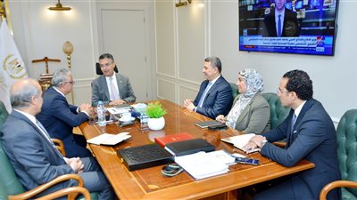 وزير التموين يناقش توطين صناعة الصوامع مع رئيس المنطقة الاقتصادية لقناة السويس 