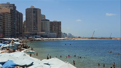 إقبال ضعيف للمصطافين وهيئة السياحة تدعو المواطنين لمهرجان الشواطئ بالإسكندرية 