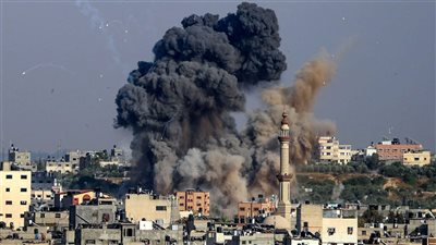 سقوط 5 شهداء فلسطينيين وإصابة آخرين بجروح جراء قصف الاحتلال