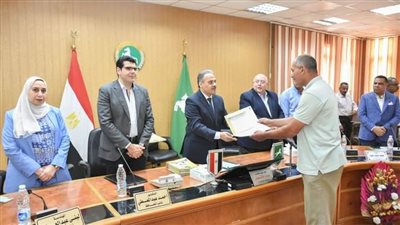 محافظ الشرقية يسلم 29 عقدًا جديدًا لتقنين أوضاع أراضي أملاك الدولة