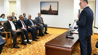 وزير البترول يشرح جهود الدولة وإمكانياتها في محاضرة توعوية لسفراء مصر الجدد 