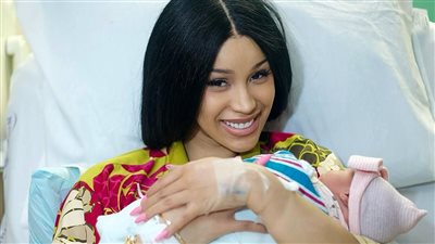 كاردي بي تنجب طفلتها الثالثة بحضور زوجها السابق (صور)