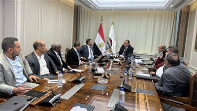 وزير قطاع الأعمال يتابع مع 