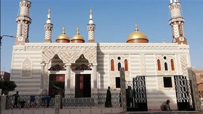 محافظ الإسماعيلية يؤدي صلاة الجمعة بمسجد القرية النموذجية 