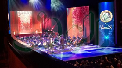 محمد محي يغني لـ عفاف راضي في حفل 