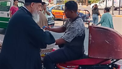 راعى الكنيسة الكاثوليكية بالغردقة يوزع حلوى المولد النبوي على المواطنين 