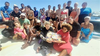 شواطئ الغردقة توزع حلوى المولد على السياح الأجانب والمصريين 