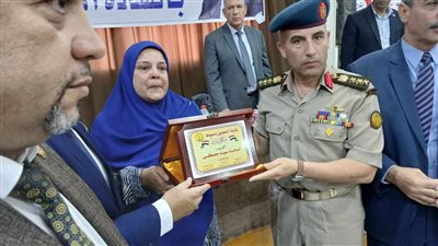 تسليم 200 معلم شهادات اجتياز دورة 