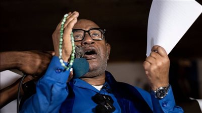 رئيس جزر القمر ينجو من عملية طعن والعثور على المنفذ ميتًا في زنزانته