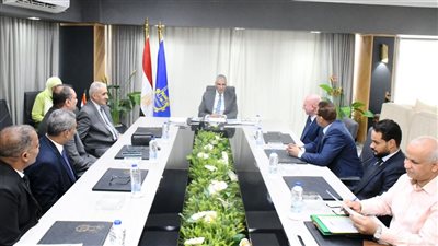 محافظ أسوان يبحث سبل الاستثمار الأمثل لمحلات مشروع ممشى أهل مصر