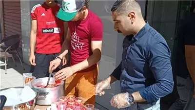 أقباط مصر يوزعون حلوى المولد النبوى والشربات بشوارع الإسكندرية 