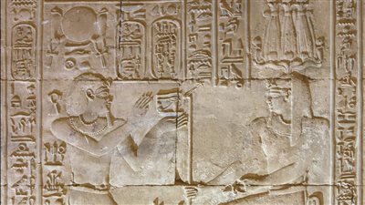 مشروع ترميم معبد إدفو يكشف عن نقوش ملونة لأول مرة بسطح المعبد