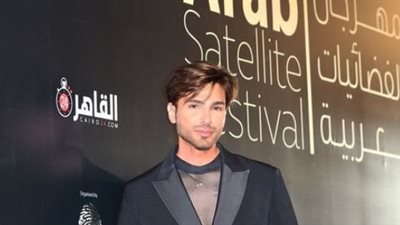 شادي شامل بالتُل والذهب يثير ضجة بمهرجان الفضائيات العربية (فيديو)
