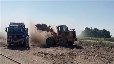  رفع 300 متر ناتج تطهير الترع والمصارف بقروى نجع حمادى