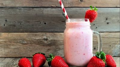 طريقة عمل سموذي الفراولة المنعش بخطوات سهلة