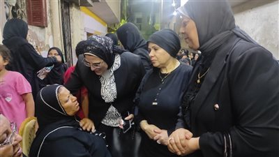 القومي للمرأة  يزور والدة المتوفين فى حادث قطاري الزقازيق لتقديم واجب العزاء  