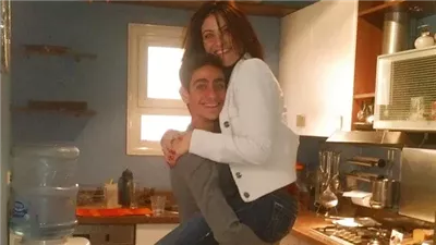 البوس والأحضان يحرجان هيدي كرم مع ابنها.. احترموا نفسكم شوية (ما القصة؟)