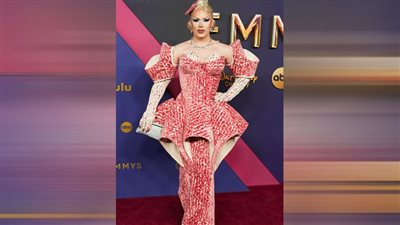 الغرابة تسيطر على إطلالات أوائل الحضور بحفل جوائز إيمي 2024