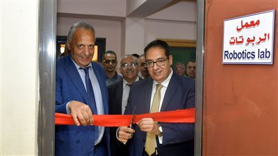 رئيس جامعة القاهرة يفتتح معمل الذكاء الاصطناعي والروبوتات 