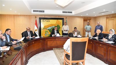 محافظ الفيوم يلتقى بالمواطنين لبحث مطالبهم 