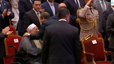  السيسي يقبل رأس الدكتور أحمد عمر هاشم خلال احتفالية المولد النبوي (شاهد) 