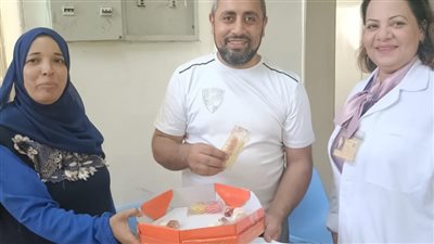 طبيبة قبطية توزع حلوى المولد النبوى على مترددى التأمين الصحي بالفشن 