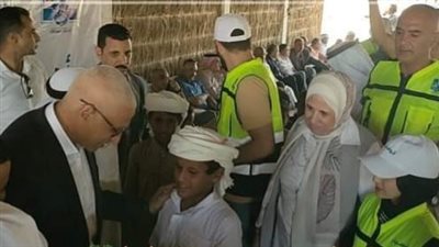 محافظ شمال سيناء يسلّم شنط المدارس لأبناء شهداء قرية الروضة 