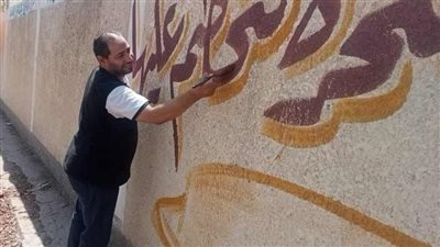 مدير مدرسة ينظف ويخطط “مدرستي بيتي و الميزانية ضعيفة والعمل ليس عيب” 