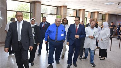 قيادات جامعة القاهرة يتفقدون الكشف الطبي على الطلاب الجدد