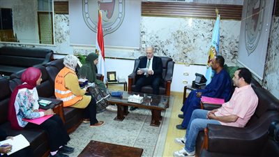 رئيس جامعة سوهاج يستقبل طالبة مبدعة من ذوي القدرات الخاصة