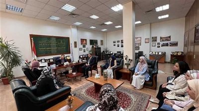 عميد الدراسات الاقتصادية والعلوم السياسية بجامعة الإسكندرية يسلم خطابات التعيين للمعيدين الجدد