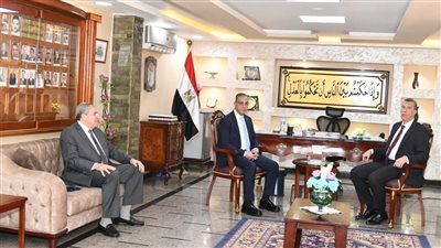 محافظ الفيوم يهنئ 