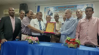  جامعة أسوان تكرم رئيس اللجنة النقابية لبلوغه سن التقاعد