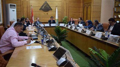 رئيس جامعة بنها يترأس أجتماع لجنة المنشآت بالجامعة