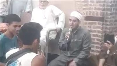 متأثرًا بالمدائح النبوية.. سائح يشهر إسلامه بمسجد أبي الحجاج بالأقصر