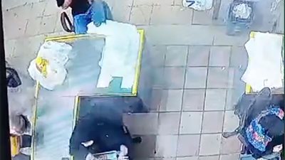 لحظة انفجار جهاز لاسلكي تابع لعناصر حزب الله في محل بقالة.. شاهد