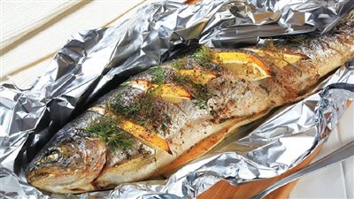 خبيرة تغذية تحذر من استخدام ورق الألومنيوم في طهي الطعام 